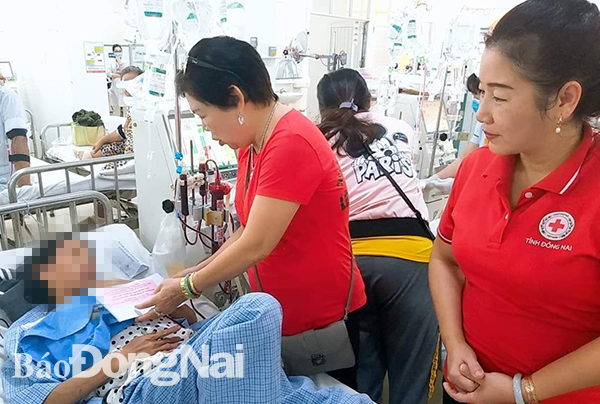 Bà Hà Mỹ Hòa (giữa), Giám đốc Trung tâm cai nghiện ma túy Lê Hà Nguyễn thăm và tặng quà cho bệnh nhân tại Bệnh viện đa khoa Thống Nhất (TP.Biên Hòa). Ảnh: N. An