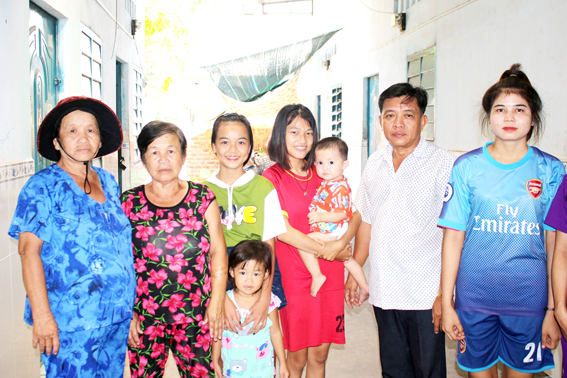 Ông Lê Văn Hồng luôn được mọi người ở khu nhà trọ quý mến. Ảnh: Đ.PHÚ