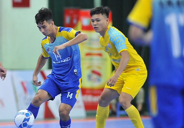 Sahako (xanh) thắng nhọc trước Tân Hiệp Hưng