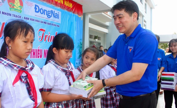 Bí thư Huyện Đoàn Trần Hoàng Sự tặng quà cho các em học sinh