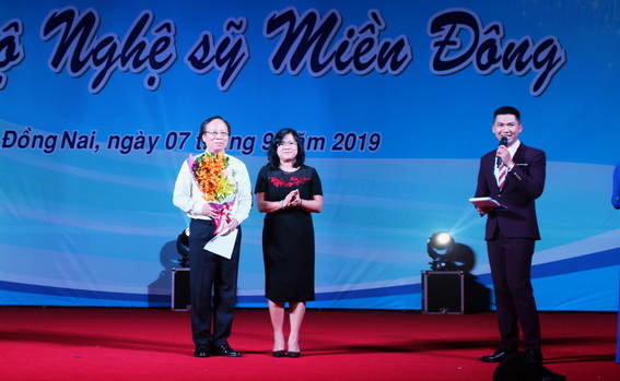 NSND Lê Tiến Thọ, Chủ tịch Hội Nghệ sĩ Sân khấu Việt Nam nhận hoa chúc mừng của Phó chủ tịch UBND tỉnh Nguyễn Hòa Hiệp