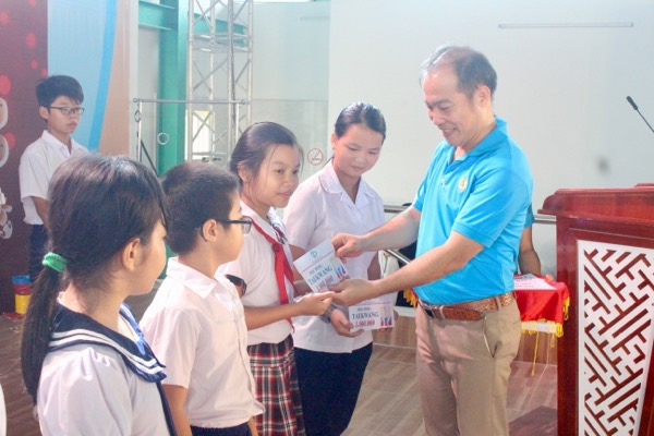 Đại diện Công đoàn cơ sở Công ty Taekwang Vina trao học bổng cho con công nhân