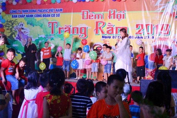 Con công nhân Công ty TNHH Dona Pacific tham gia vui hội trăng rằm