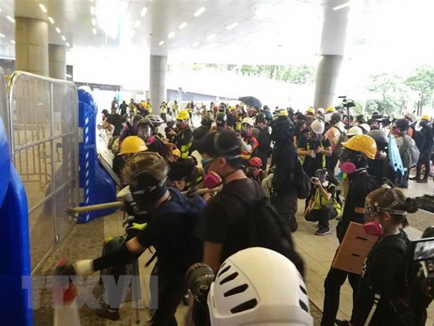 Người biểu tình bạo loạn tìm cách đột nhập vào tòa nhà Hội đồng lập pháp Đặc khu hành chính Hong Kong (Trung Quốc) ngày 31/8/2019. (Ảnh: THX/TTXVN)