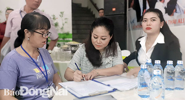 Tổ kiểm tra liên ngành phường Tân Tiến làm việc đại diện Chi nhánh Công ty cổ phần địa ốc đầu tư và phát triển 108.