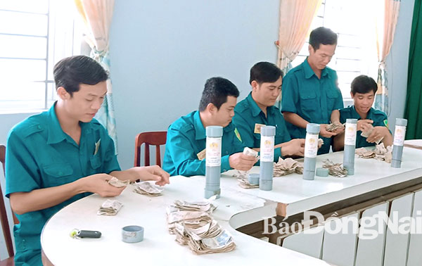 Hội thu Ống tiết kiệm năm 2019 hỗ trợ cán bộ, chiến sĩ khó khăn. Ảnh: N. Anh