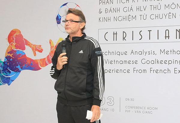 Ông Troussier cũng đã có thời gian dài làm công tác đào tạo trẻ tại Việt Nam