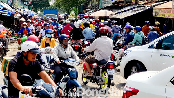 Đường Nguyễn Phúc Chu, phường Trảng Dài thường xuyên bị kẹt xe. Nơi đây đang chờ xây dựng đường liên phường Trảng Dài - Tân Hiệp - một trong những dự án trọng điểm của TP.Biên Hòa để giảm tải ùn tắc. Ảnh: Khắc Giới
