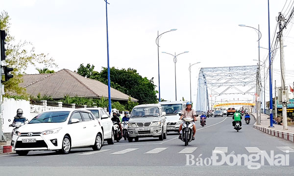 Đường ven sông Cái sẽ được kết nối từ cầu Hiệp Hòa đến đường Trần Quốc Toản. Trong ảnh: Cầu Hiệp Hòa hiện hữu có mật độ lưu thông cao. Ảnh: K.Giới
