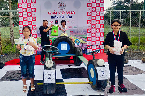 Ban Tổ chức trao giải cho các VĐV giành thứ hạng cao tại giải