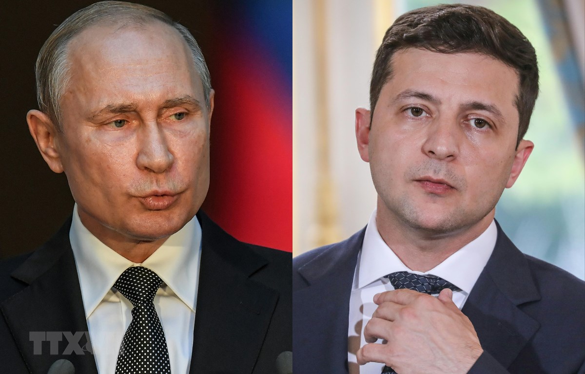 Tổng thống Nga Vladimir Putin (trái) và Tổng thống Ukraine Volodymyr Zelensky. (Ảnh: AFP/TTXVN)