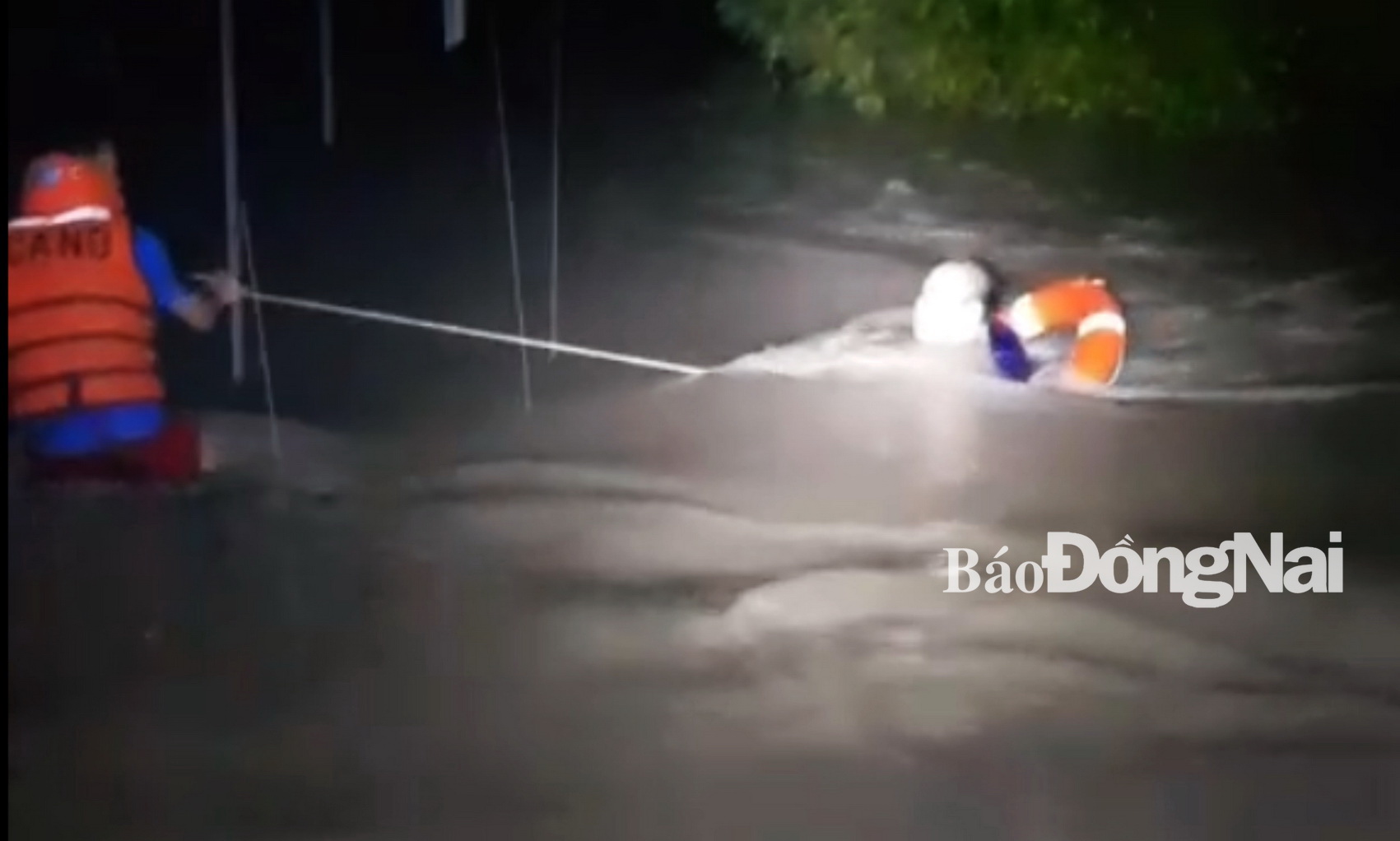 Lực luong chức năng đang giải cứu người