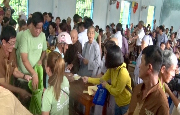 Tặng quà cho các hộ dân