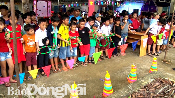 Các em thiếu nhi đang chơi trò ném vòng