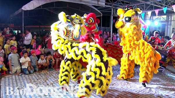 Xem biểu diễn lân-sư-rồng