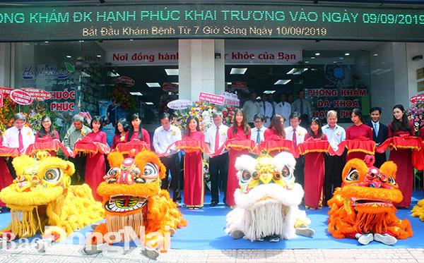 Các đại biểu cắt băng khánh thành Phòng khám đa khoa Hạnh Phúc