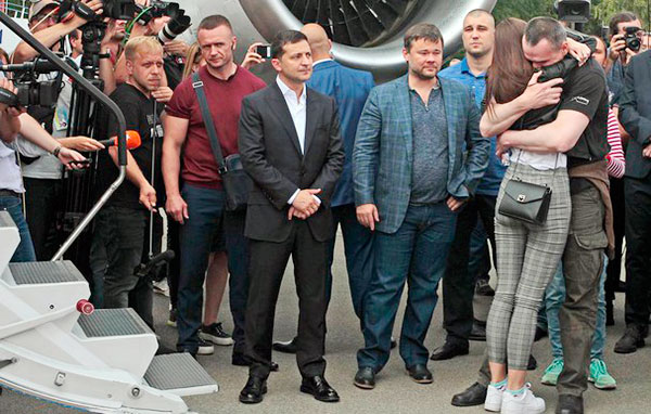 Tổng thống Vladimir Zelensky (giữa) chứng kiến cuộc trao đổi các tù nhân giữa Nga và Ukraine. Ảnh: TASS