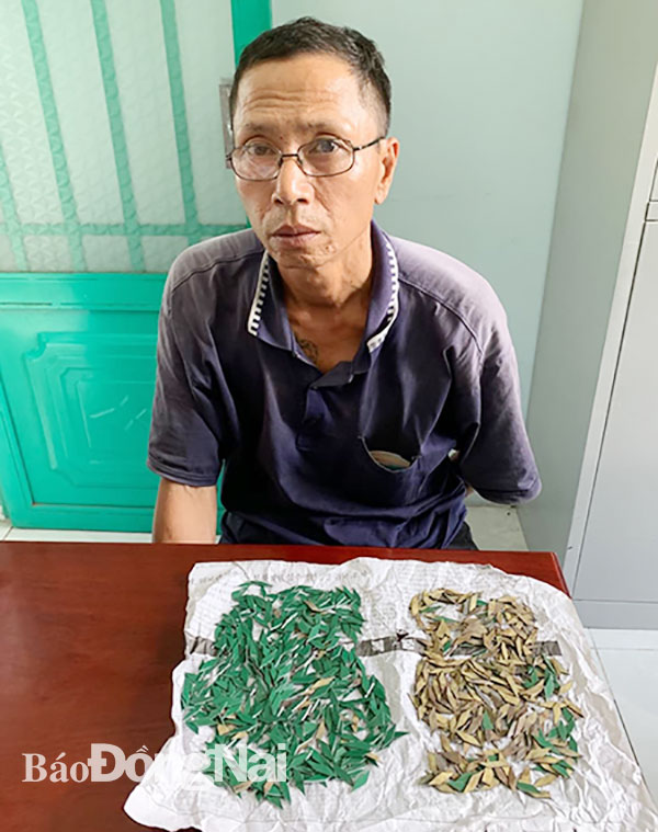 Ông Hồ Như Hùng bị Công an phường Tam Phước phát hiện chứa đinh trong nhà. Ảnh: T. Danh