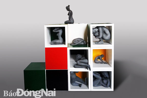 Thầy Phạm Công Hoàng cùng sinh viên thực hiện các thao tác đồ họa trên máy tính trước khi in 3D. Ảnh: M.ANH