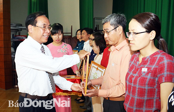 Các cơ quan, đơn vị đạt chuẩn văn hóa được nhận giấy công nhận do Liên đoàn Lao động TP.Biên Hòa trao tặng