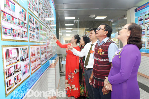 Các đại biểu tham quan triển lãm thành tựu khối đại đoàn kết trưng bày tại Đại hội đại biểu MTTQ Việt Nam tỉnh nhiệm kỳ 2019- 2024. Ảnh: Cù Thuận