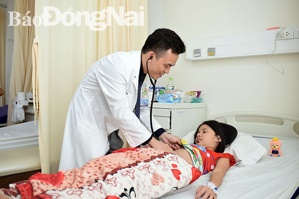 Sau khoảng 4 ngày, bệnh nhân hết sốt là giai đoạn nặng của bệnh, cần đưa đến bệnh viện. Trong ảnh: Điều trị bệnh nhân sốt xuất huyết tại Bệnh viện đại học y dược Shing Mark (TP.Biên Hòa). Ảnh: B.NHÀN