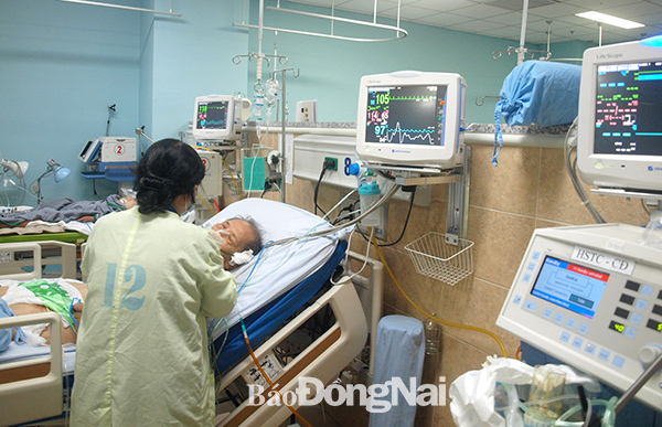 Bệnh nhân đang được điều trị tại Khoa Hồi sức - tích cực Bệnh viện đa khoa Đồng Nai