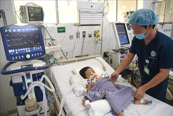 Bệnh nhi đang điều trị viêm não do virus tại Bệnh viện Nhi đồng Đồng Nai.