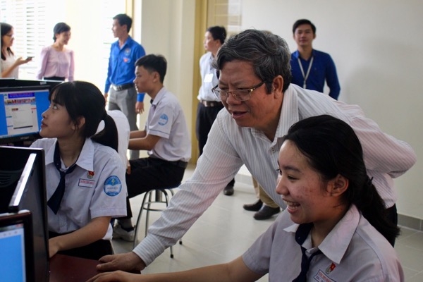 Phó Giám đốc Sở Giáo dục và đào tạo tỉnh Đào Đức Trình và các thành viên tham quan phòng máy tại Trường THPT Tôn Đức Thắng (huyện Tân Phú)