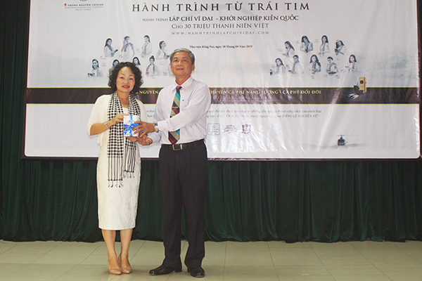 Giám đốc Thư viện tỉnh Nguyễn Ngọc Thành nhận các đầu sách Tập đoàn Trung Nguyên tặng