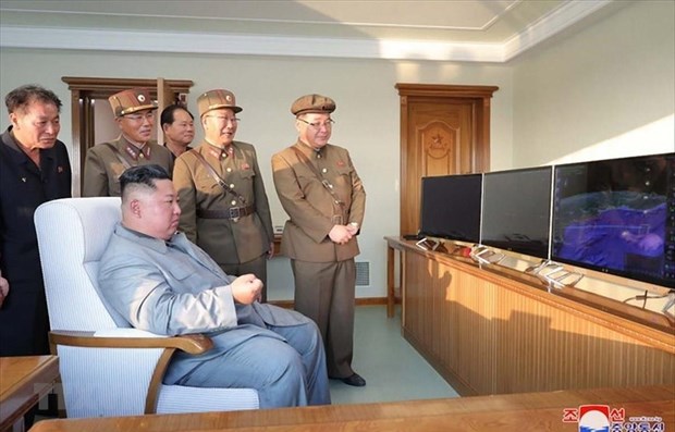 Nhà lãnh đạo Triều Tiên Kim Jong-un (trái, phía trước) thị sát một vụ phóng tên lửa chiến thuật mới. (Ảnh: Yonhap/TTXVN)