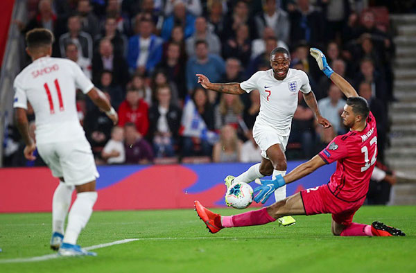 Sterling (7) ghi bàn trong trận Anh thắng Kosovo 5-3