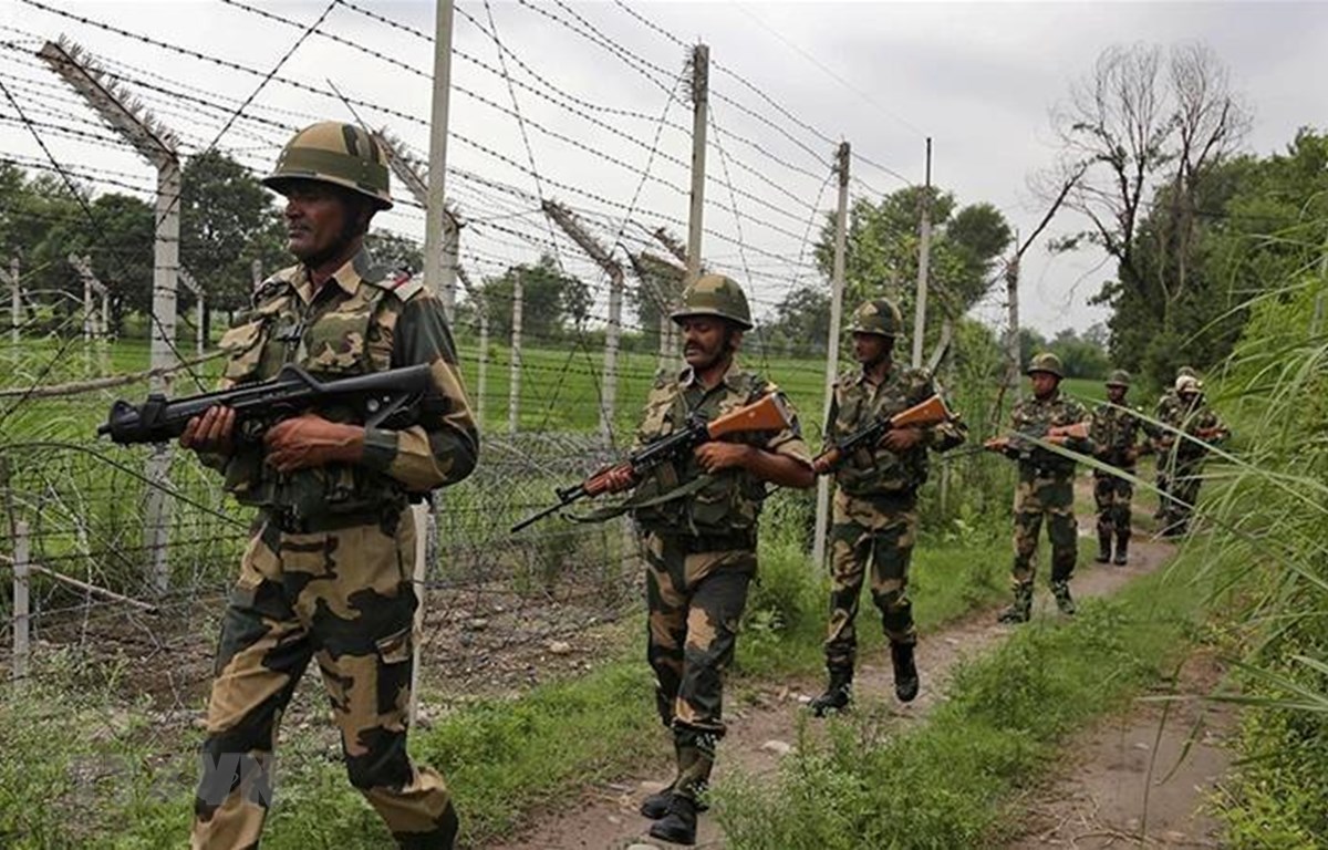 Binh sỹ Ấn Độ tuần tra gần Đường Ranh giới kiểm soát (LoC) ở khu vực Kashmir. (Ảnh: AP/TTXVN)