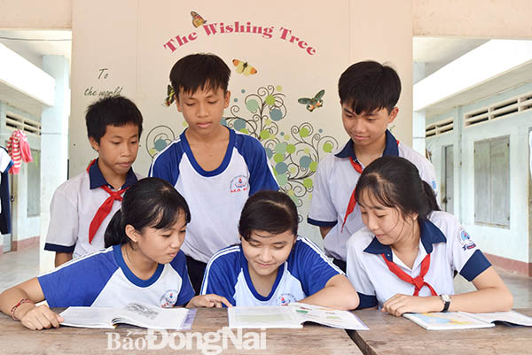 Các em học sinh ở ký túc xá Mã Đà (huyện Vĩnh Cửu) trao đổi học tập