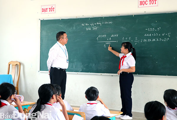 Thầy Đỗ Ngọc Thanh trong giờ dạy toán cho học sinh lớp 6/3. Ảnh: H. Yến