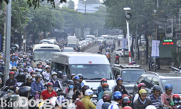 Kẹt xe tại nút giao đường Nguyễn Ái Quốc và đường Nguyễn Phúc Chu (khu vực cầu Săn Máu) khiến hàng ngàn phương tiện xếp hàng dài trên đường Nguyễn Ái Quốc hướng từ Công viên 30-4 về. Ảnh: T.Hải