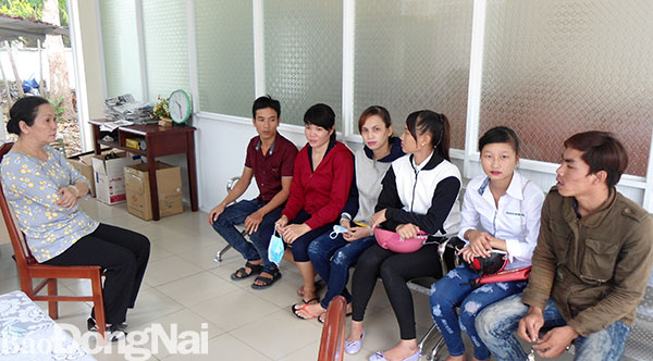Ngày càng đông người lao động ở huyện Nhơn Trạch tin tưởng và tìm đến bà Phan Thị Hiếu để nhờ bảo vệ quyền lợi. Ảnh: N. An