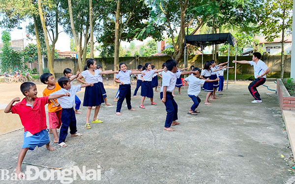 Một tiết học thể dục của học sinh dân tộc thiểu số tại điểm trường tiểu học khu Lá Ủ, xã Phú Bình