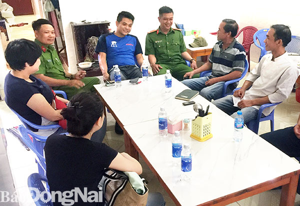 Công an phường Long Bình Tân (TP.Biên Hòa) thường đến thăm hỏi, động viên ông Nguyễn Văn Khương (thứ 2 từ phải qua)