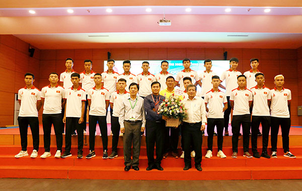 Tổng biên tập Báo Đồng Nai Nguyễn Tôn Hoàn tặng hoa chúc mừng tại lễ xuất quân của đội bóng DNTU 