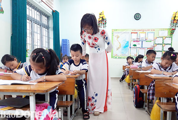 Cô Trần Thị Huyền Trang với các học trò trên lớp. Ảnh: C.Nghĩa