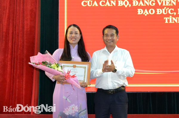 Trưởng ban Tuyên giáo Tỉnh ủy Thái Bảo trao giải nhất cho thí sinh Phạm Thị Nam trong Hội thi tuyên truyền tư tưởng, đạo đức, phong cách Hồ Chí Minh năm 2018. Ảnh: N.Hà
