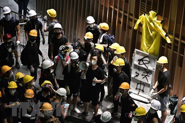Những người biểu tình quá khích xông vào trụ sở cơ quan lập pháp của đặc khu hành chính Hong Kong (Trung Quốc) ngày 1-7. (Ảnh: AFP/TTXVN)