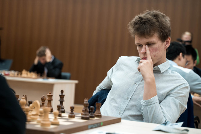 Vladislav Artemiev để Quang Liêm cầm hòa ở lượt đi vòng 3  (Chess World Cup)