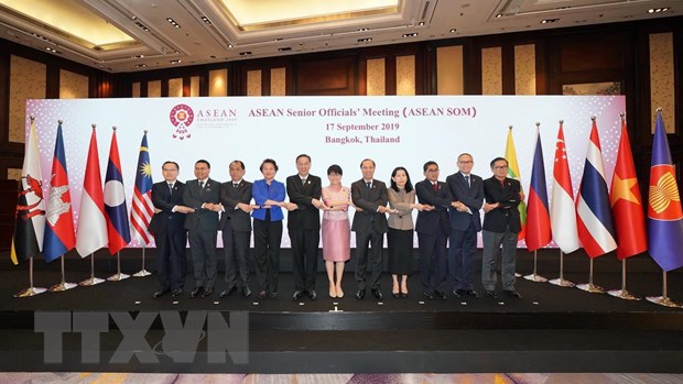  Các đại biểu dự Hội nghị Quan chức cao cấp (SOM) ASEAN chụp ảnh chung. (Ảnh: TTXVN phát)