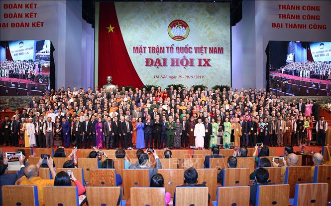 Thủ tướng Nguyễn Xuân Phúc cùng các đồng chí lãnh đạo Đảng, Nhà nước với các Ủy viên Ủy ban Trung ương Mặt trận Tổ quốc Việt Nam khóa IX. Ảnh: TTXVN