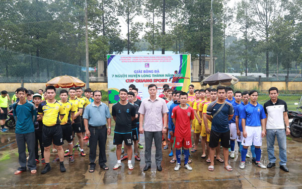 Ban tổ chức chụp hình lưu niệm với các đội bóng