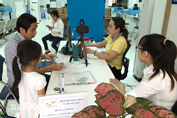 Người dân làm thủ tục hành chính tại bộ phận tiếp nhận và trả kết quả UBND TP.Biên Hòa