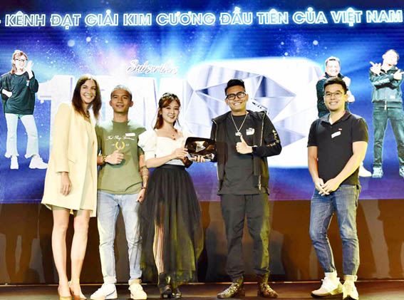 FAP TV nhận giải thưởng Người sáng tạo Kim cương tại sự kiện YouTube Brandcast tại TP.Hồ Chí Minh ngày 19-9