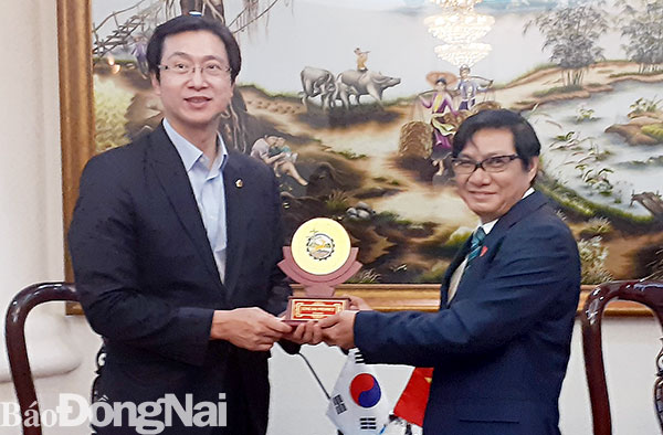 -Phó chủ tịch HĐND tỉnh Nguyễn Sơn Hùng tặng quà cho ông Kang Min Kuk, Tổ trưởng Tổ Xây dựng và phòng cháy chữa cháy Nghị viện tỉnh Gyeongnam (Hàn Quốc)